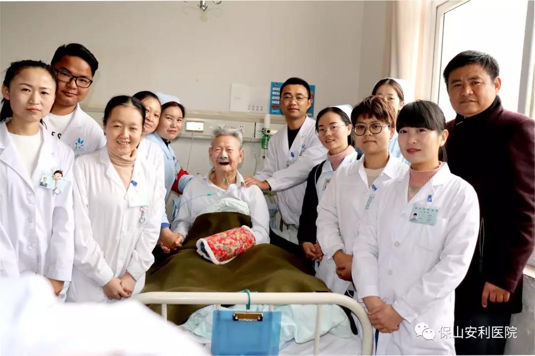 97歲八路老戰(zhàn)士身患多種疾病，常年住院視醫(yī)院為家，醫(yī)護(hù)為親人