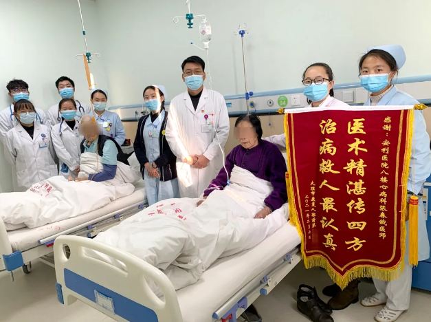 溫暖的陪伴、細(xì)心的照顧，兩位老人感恩贈錦旗！