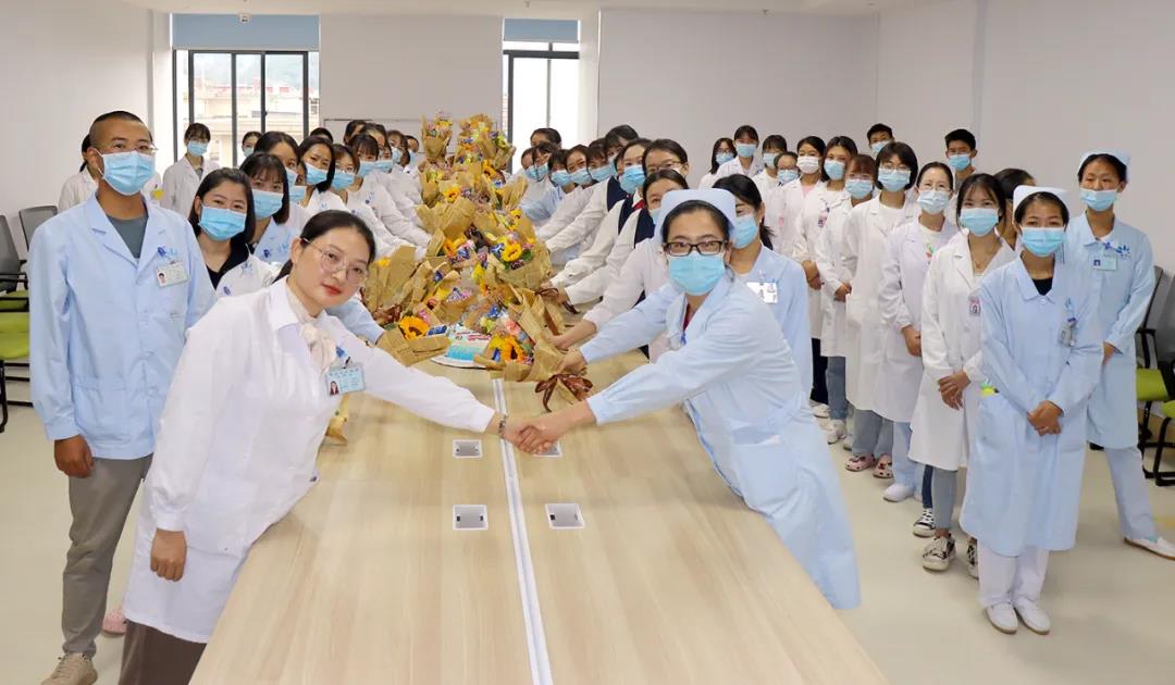 【保山安利醫(yī)院】雙節(jié)同慶，用祝福和鮮花感謝默默付出的治療師和教師們