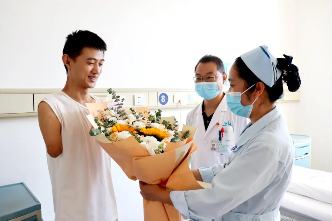 【保山安利醫(yī)院】雖然失去了雙臂，但他用堅(jiān)強(qiáng)、樂(lè)觀的態(tài)度讓生活充滿陽(yáng)光！